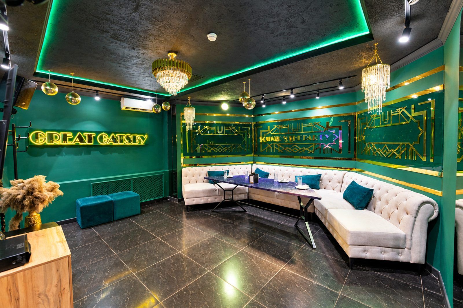 Кабинка «Great Gatsby» на Навои 97: изумрудные стены и белые диваны