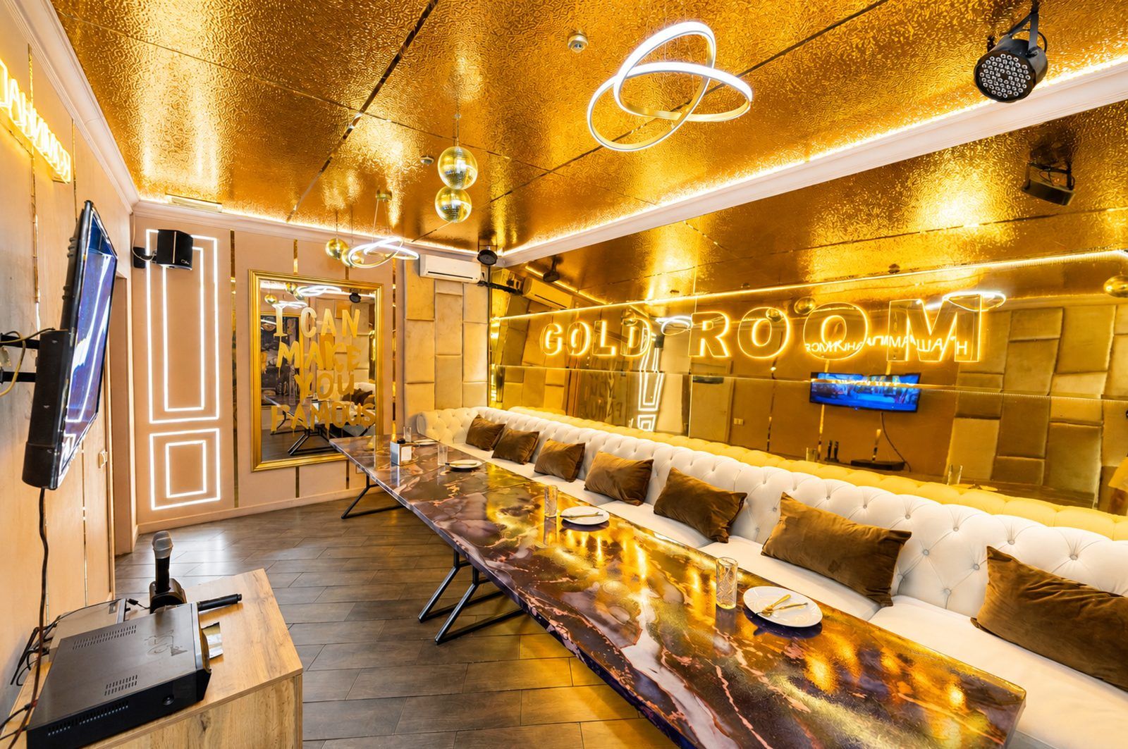 Кабинка «Gold Room» на Навои 97: золотой потолок и зеркала