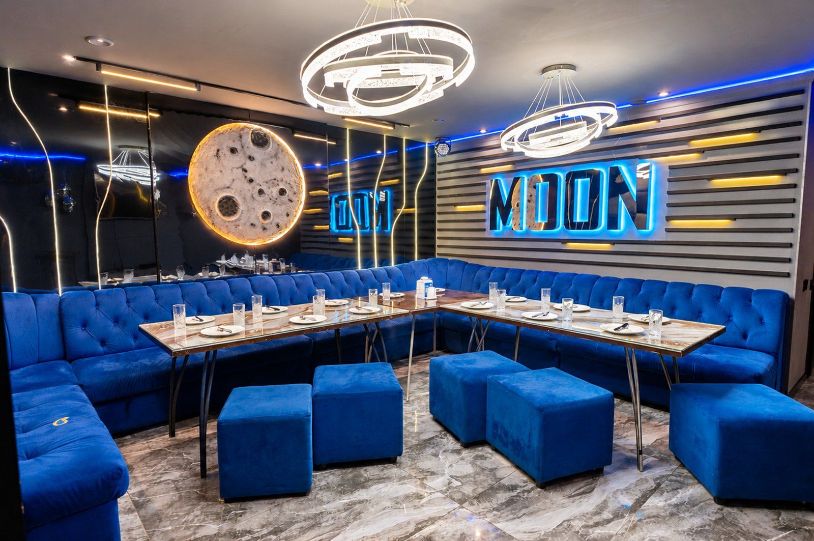 Кабинка «Moon» на Сатпаева 22: неон moon и синие диваны