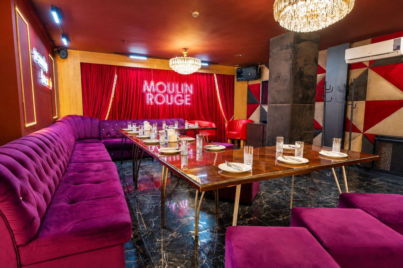 Кабинка «Moulin Rouge» на Сатпаева 22, фото 2 из 4